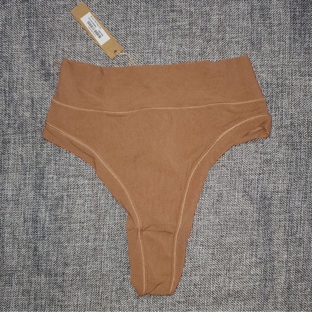 - NWT C3 SKIMS 3X Summer Mesh Thong OCHRE - Picture 2 of 4